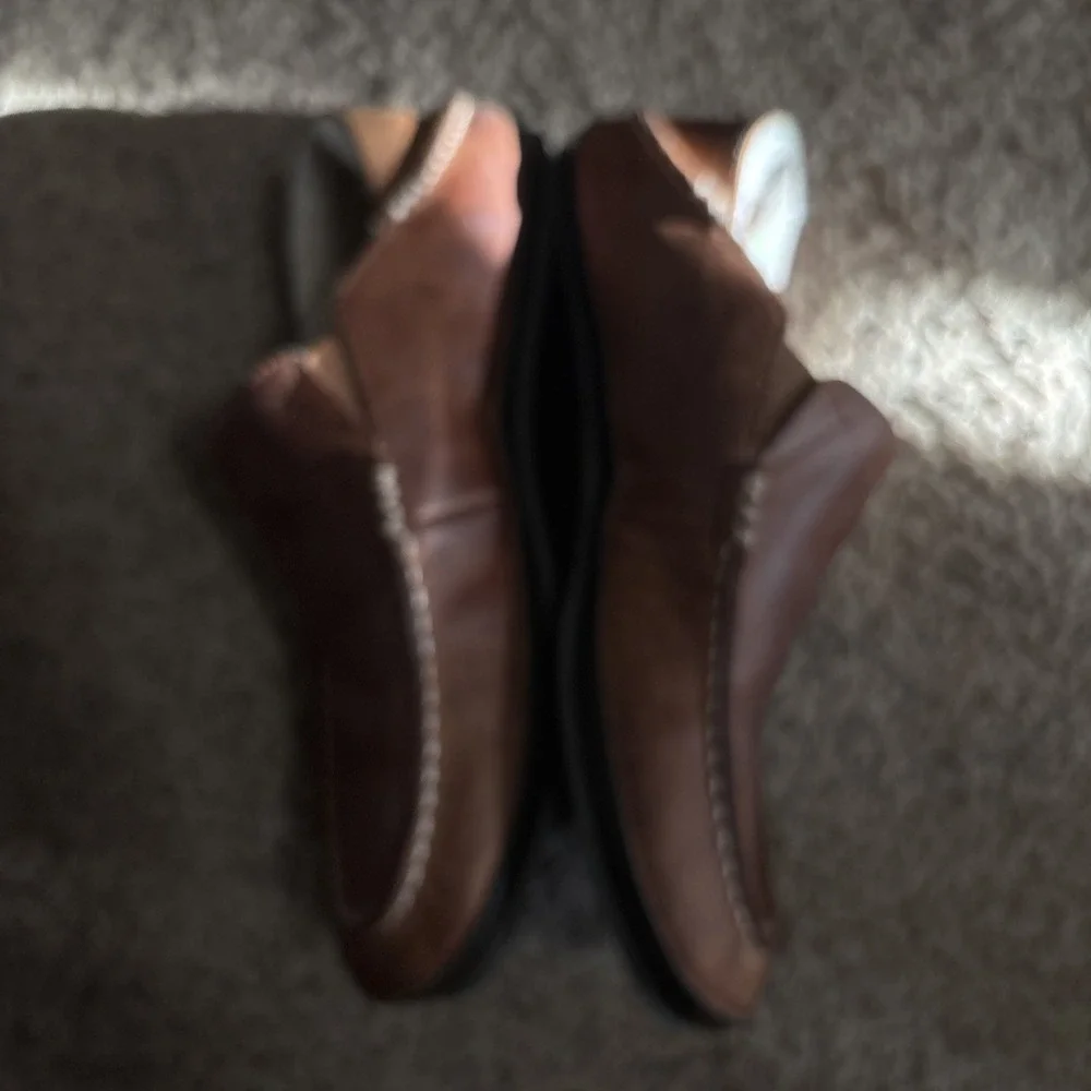 OluKai Moloa Slipper Mens 10 Toffee Dark Wood Leather Shearling Wool Lining